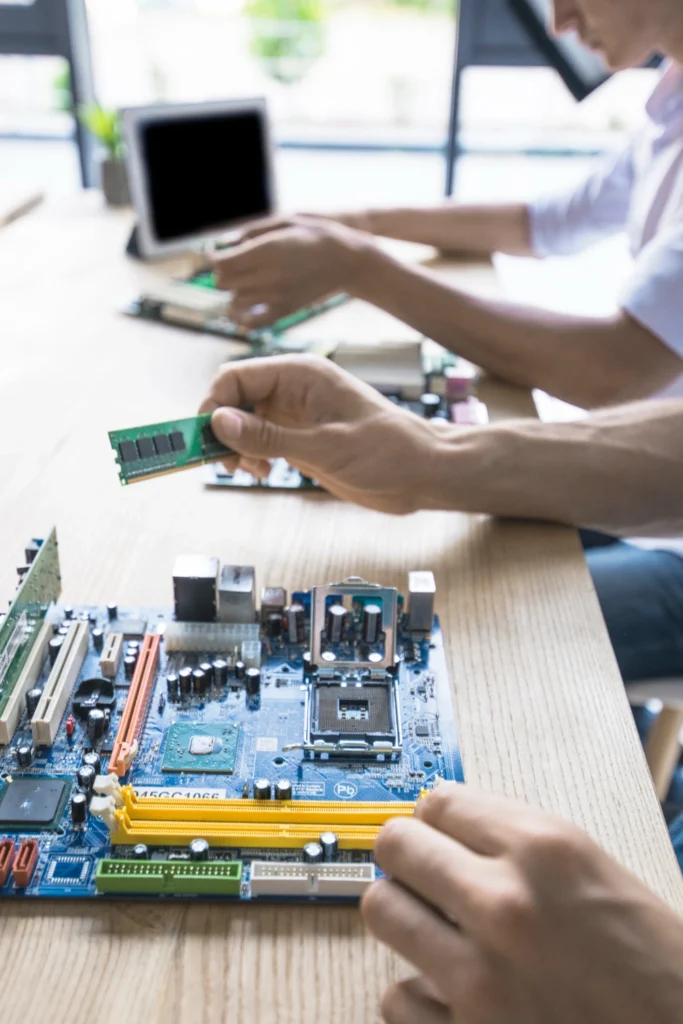 Tim managed IT service memantau sistem operasional klien